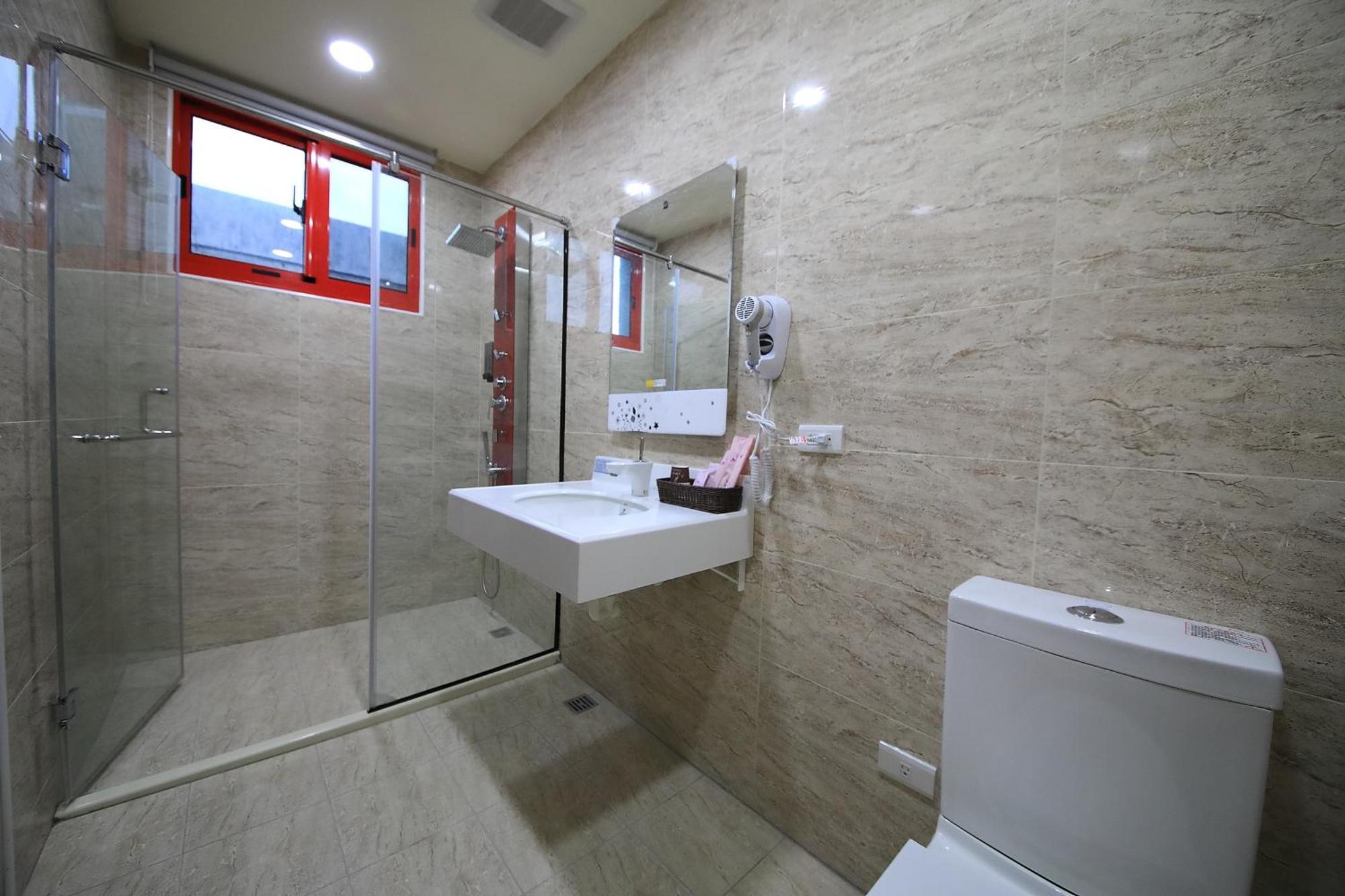 花蓮亮君經典民宿1館加2館民宿-東大門夜市-電梯包棟bright King Homestay Hualien Habitación foto