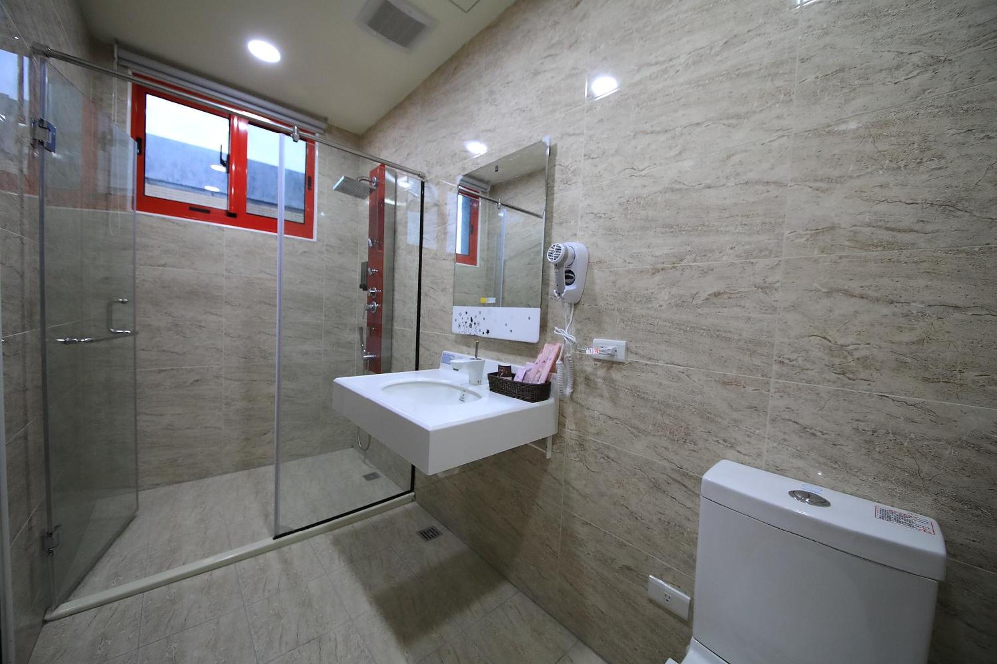 花蓮亮君經典民宿1館加2館民宿-東大門夜市-電梯包棟bright King Homestay Hualien Habitación foto