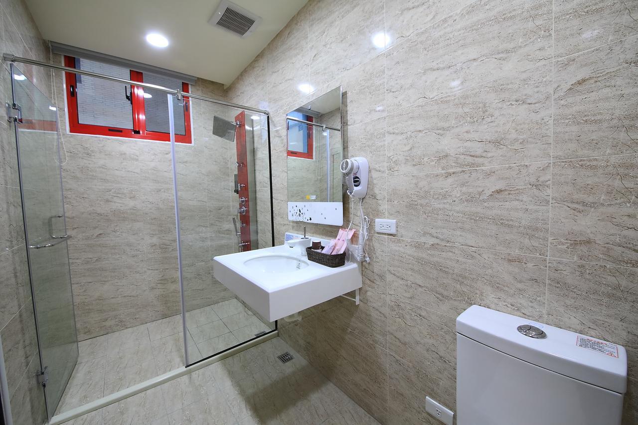 花蓮亮君經典民宿1館加2館民宿-東大門夜市-電梯包棟bright King Homestay Hualien Exterior foto