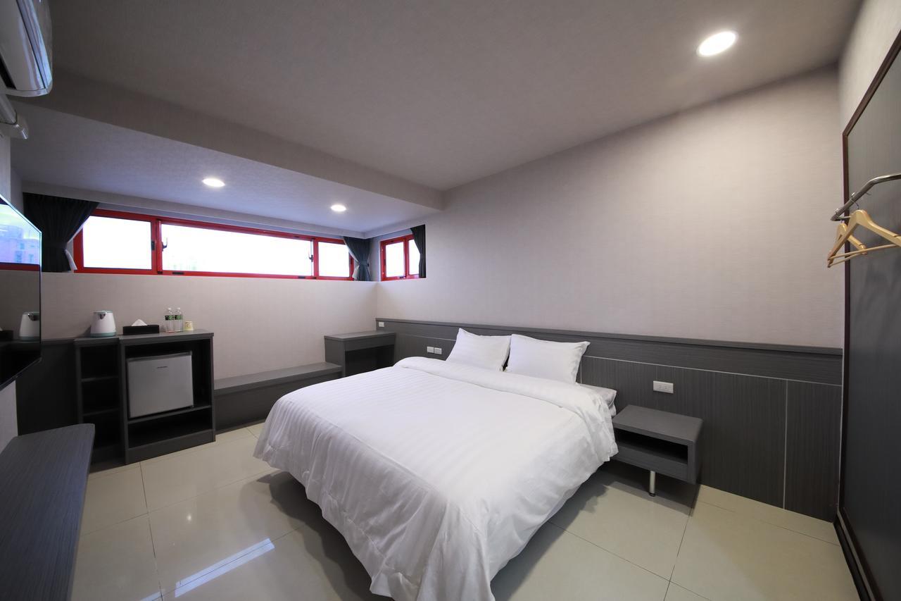 花蓮亮君經典民宿1館加2館民宿-東大門夜市-電梯包棟bright King Homestay Hualien Exterior foto