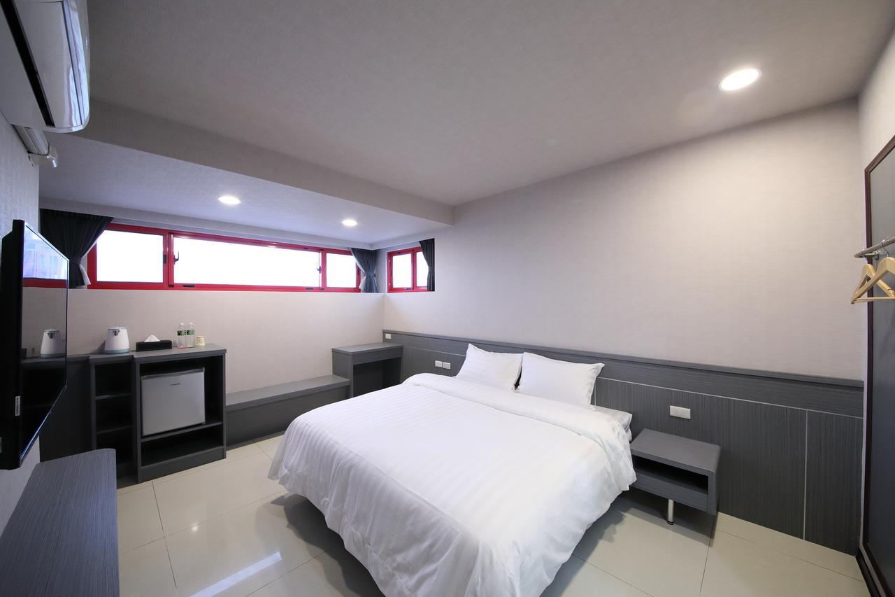 花蓮亮君經典民宿1館加2館民宿-東大門夜市-電梯包棟bright King Homestay Hualien Exterior foto